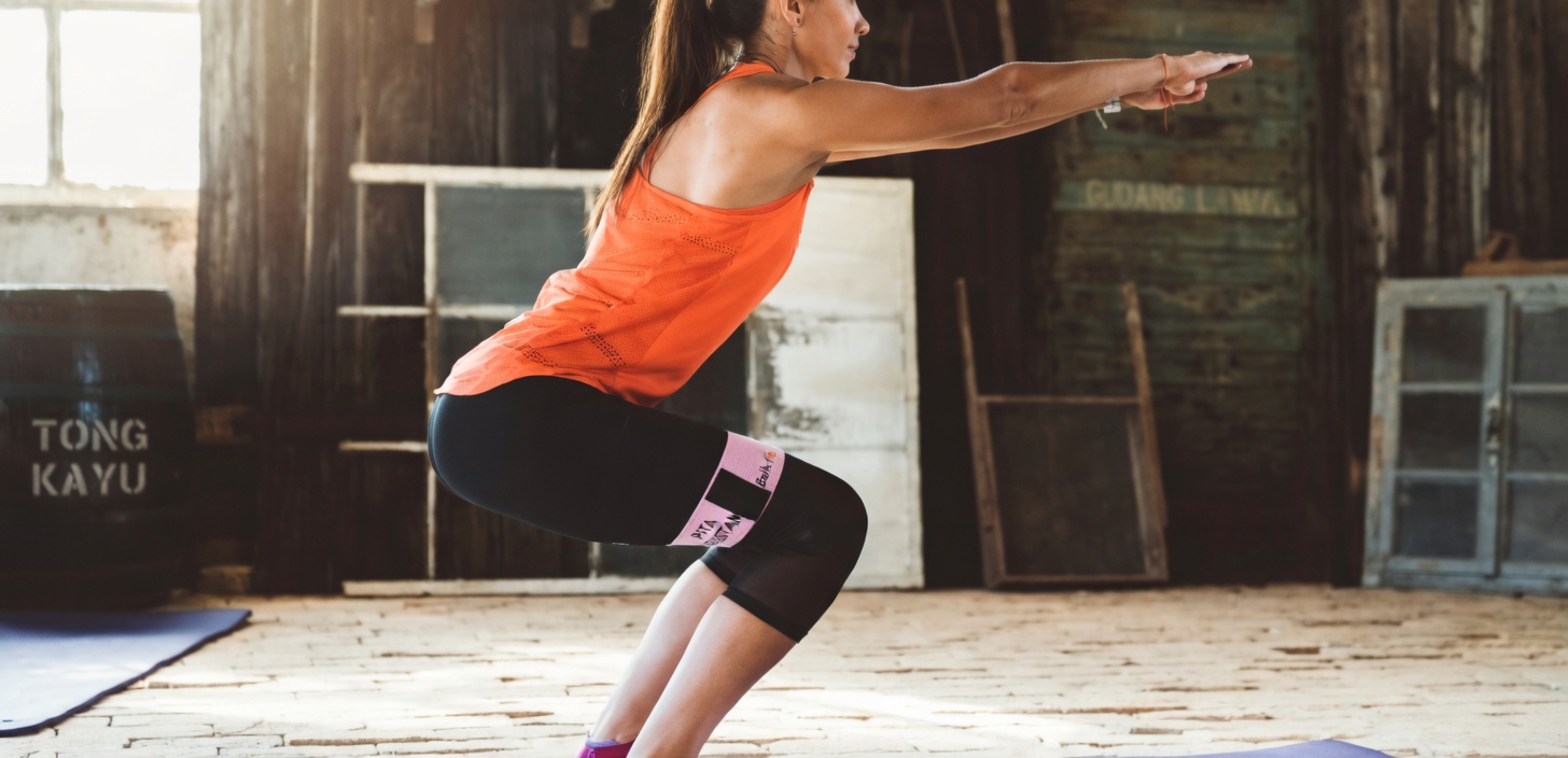 Berusia di Atas 60 Tahun? Berikut 5 Latihan Resistance Band Terbaik yang Harus Anda Lakukan untuk Kekuatan Tubuh Bagian Bawah